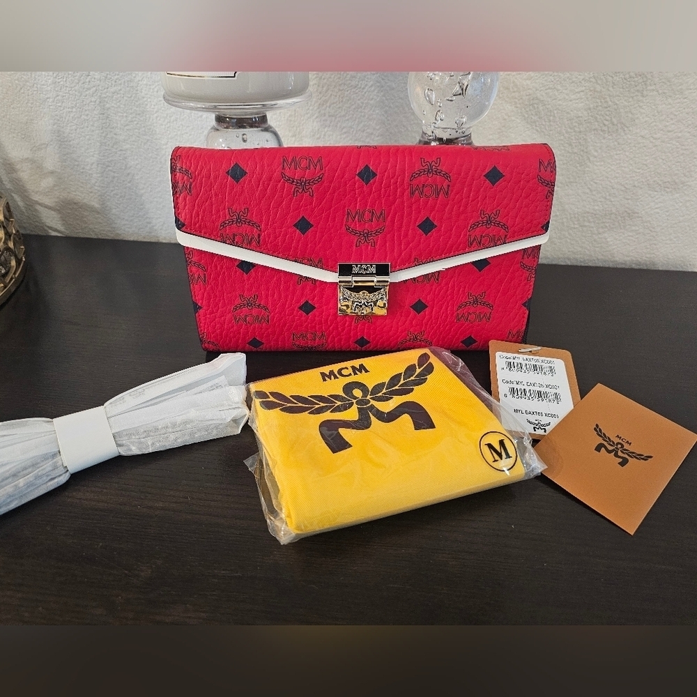 MCM Tracy Visetos Wallet On A Chain. - Picture 7 of 14